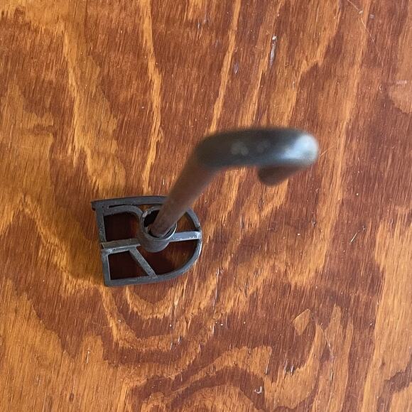 Vintage Metal Branding Iron Livestock‎ Ranch Primitive Tool Mark with R Inside D - Picture 2 of 5